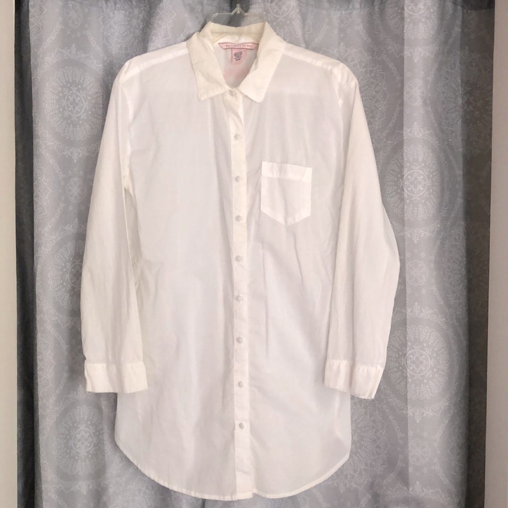 Like new Victoria Secret 100% cotton night/lounge shirt. Size small